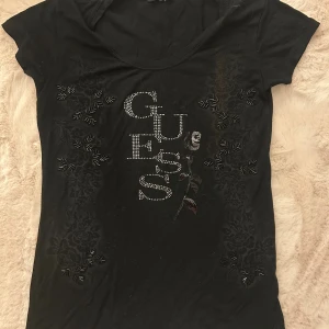 Guess top - Snygg t shirt från guess, står ingen storlek men skulle säga s men passar även m