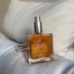 CAIA The Glow Oil Body Shimmer - Säljer CAIA The Glow Oil, en lyxig body shimmer-olja med gyllene glittereffekt. 🫶🏼