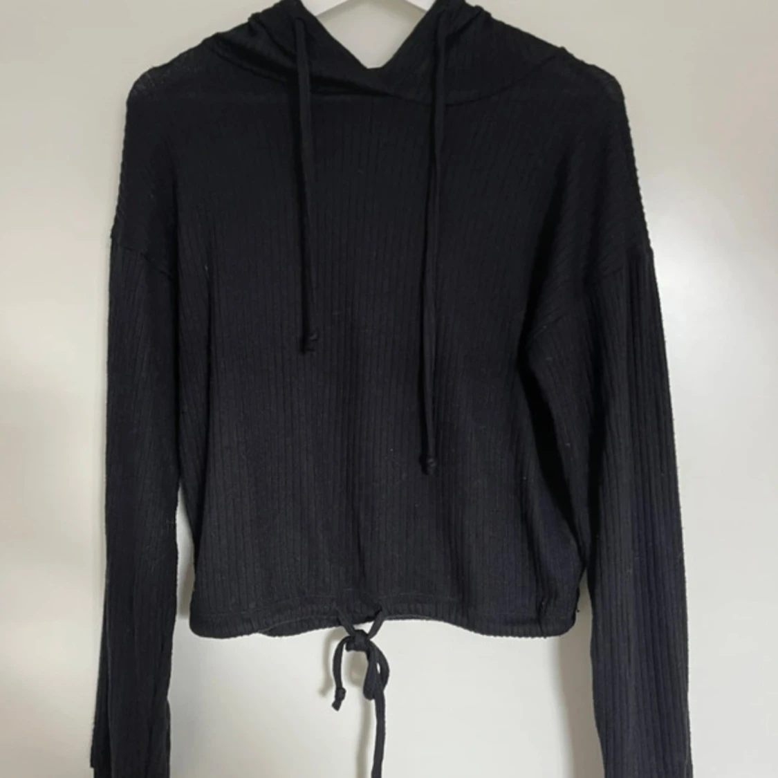 Svart ribbad hoodie från Gina Tricot