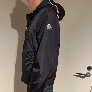Moncler windbreker - Kvitto finns! Säljer denna riktigt snygga Moncler windbrekern i storlek m | riktig bra skick självklart äkta . Hör av er om ni har mer frågor eller funderingar😁