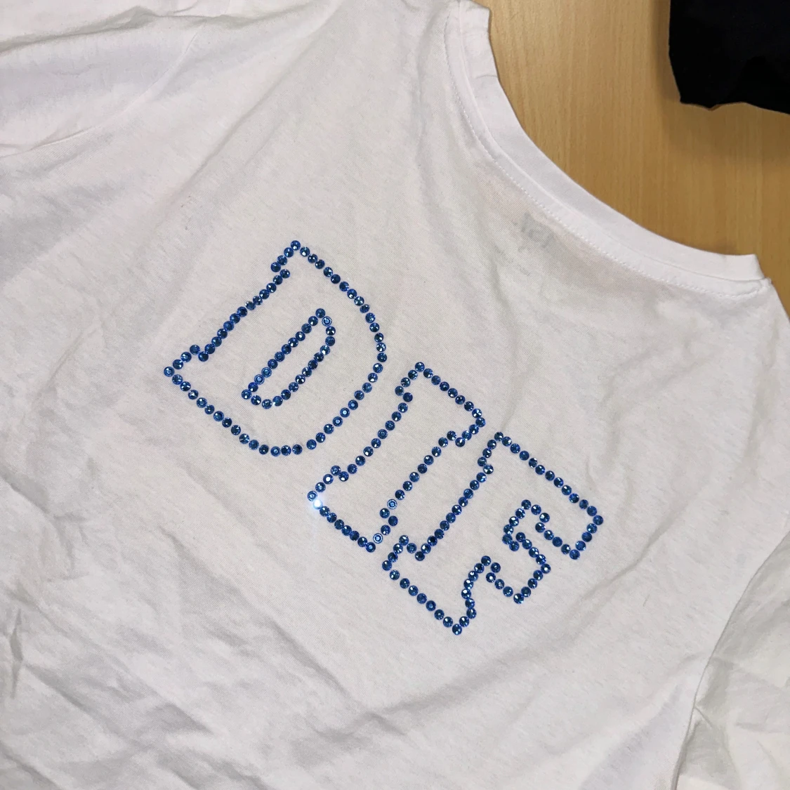 Vit DIF t-shirt med blå paljetter på ryggen  - 1