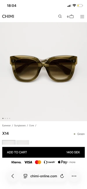 Gröna CHIMI X14 solglasögon - Snygga gröna solglasögon från CHIMI, modell X14. De har en bred, fyrkantig båge i transparent grön acetat och mörka tonade linser. Kommer med original vit CHIMI-fodral. Perfekt för dig som vill ha en cool och modern look. Dom är helt oanvända men har tyvärr inte kvitto då jag fått dom i present men som ni ser på både glasögonen och boxen är dom äkta☺️