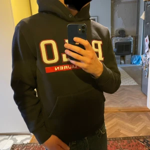 Ralph Lauren hoodie - Ralph lauren hoodie i mycket bra skick, inga defekter, och riktigt snygg passform och mjuk. Marinblå