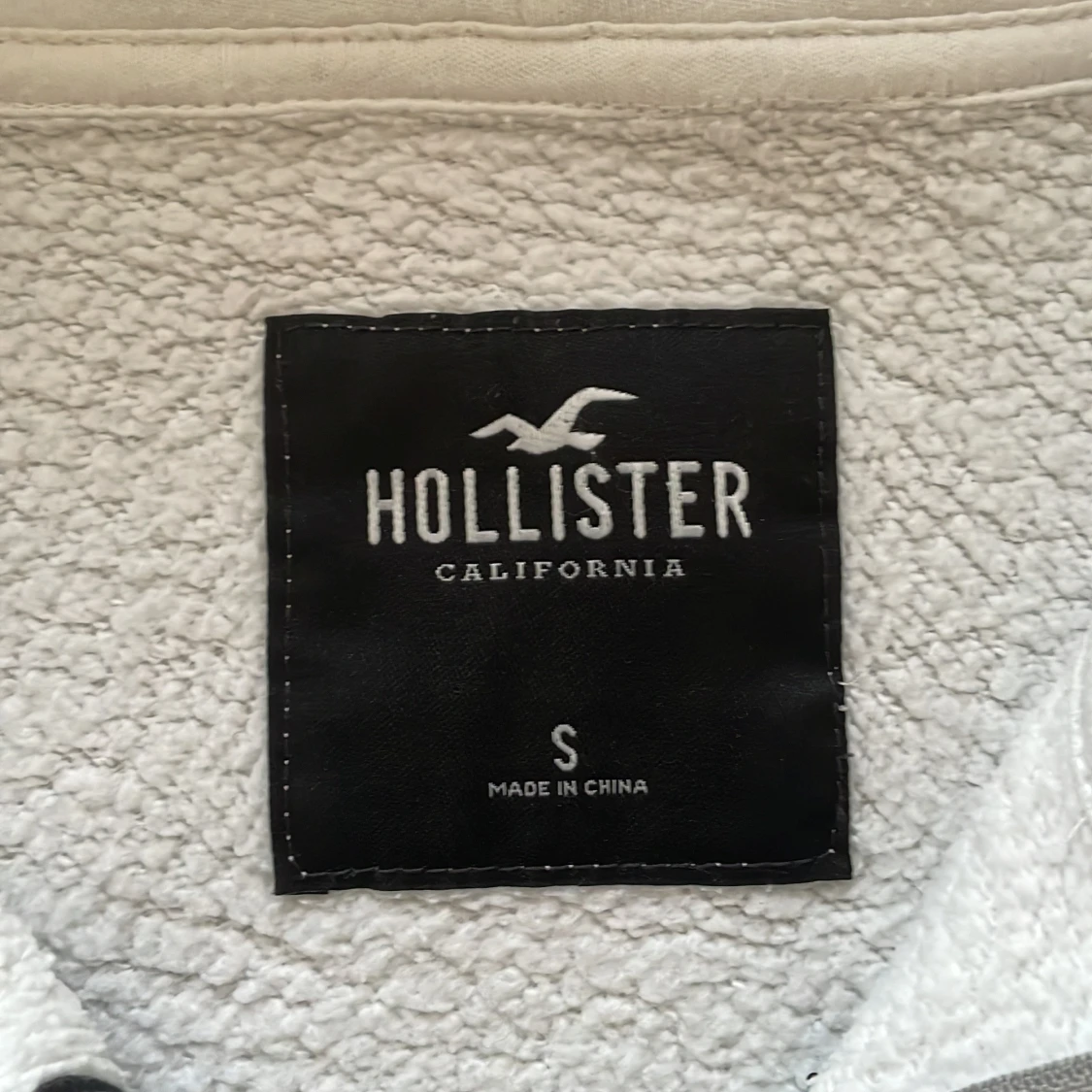 Grå och vit hoodie från Hollister - 1