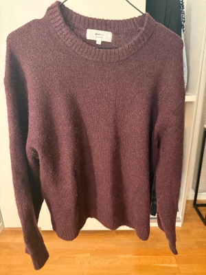 Stickad tröja  - Röd stickad tröja från Gina tricot. Använd 2 ggr så den är i nyskick. Storlek xs. Pris kan diskuteras.