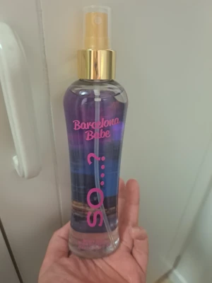 Barcelona Babe Body Mist 200ml - Fräsch body mist med trendig design, perfekt för dig som vill sticka ut. Flaskan rymmer 200 ml och är enkel att ta med i väskan. Skapa din egen vibe med Barcelona Babe från SO...?