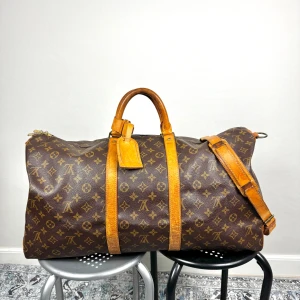 Louis Vuitton Keepall 55 - Säljer en Louis Vuitton Keepall storlek 55 i bra vintage skick. De som följer med är original band till väskan plus då självklart name tag. Hör av er vid fler frågor eller funderingar.