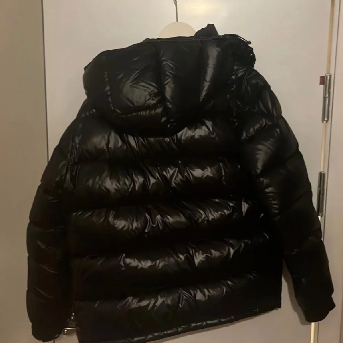 Svart Moncler pufferjacka med huva - 1