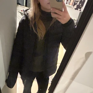 Dunjacka - Fin dunjacka. Fint skick. Ser typ ut som en peak performance jacka. M, uppskattar mer som S. Jättebra nu till vintern