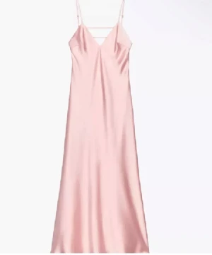 Ljusrosa långklänning i satin - Supersnygg ljusrosa långklänning från Zara i glansig satin. Klänningen har smala axelband, v-ringning och öppen rygg med dekorativa band. Passar perfekt till bal eller bröllop! Den är helt oanvänd med saknar prislapp💞