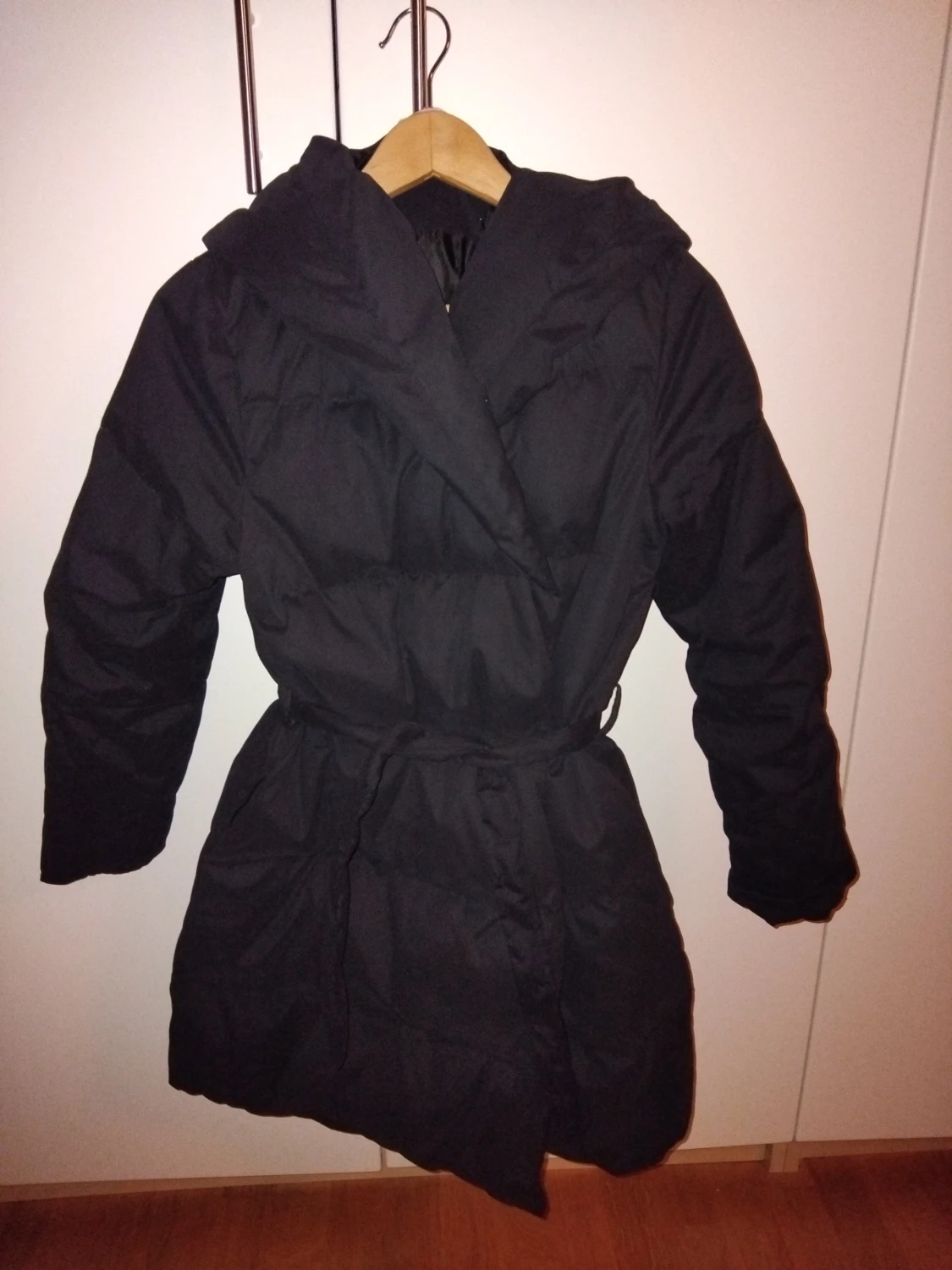 Svart lång omlott dunjacka med bälte