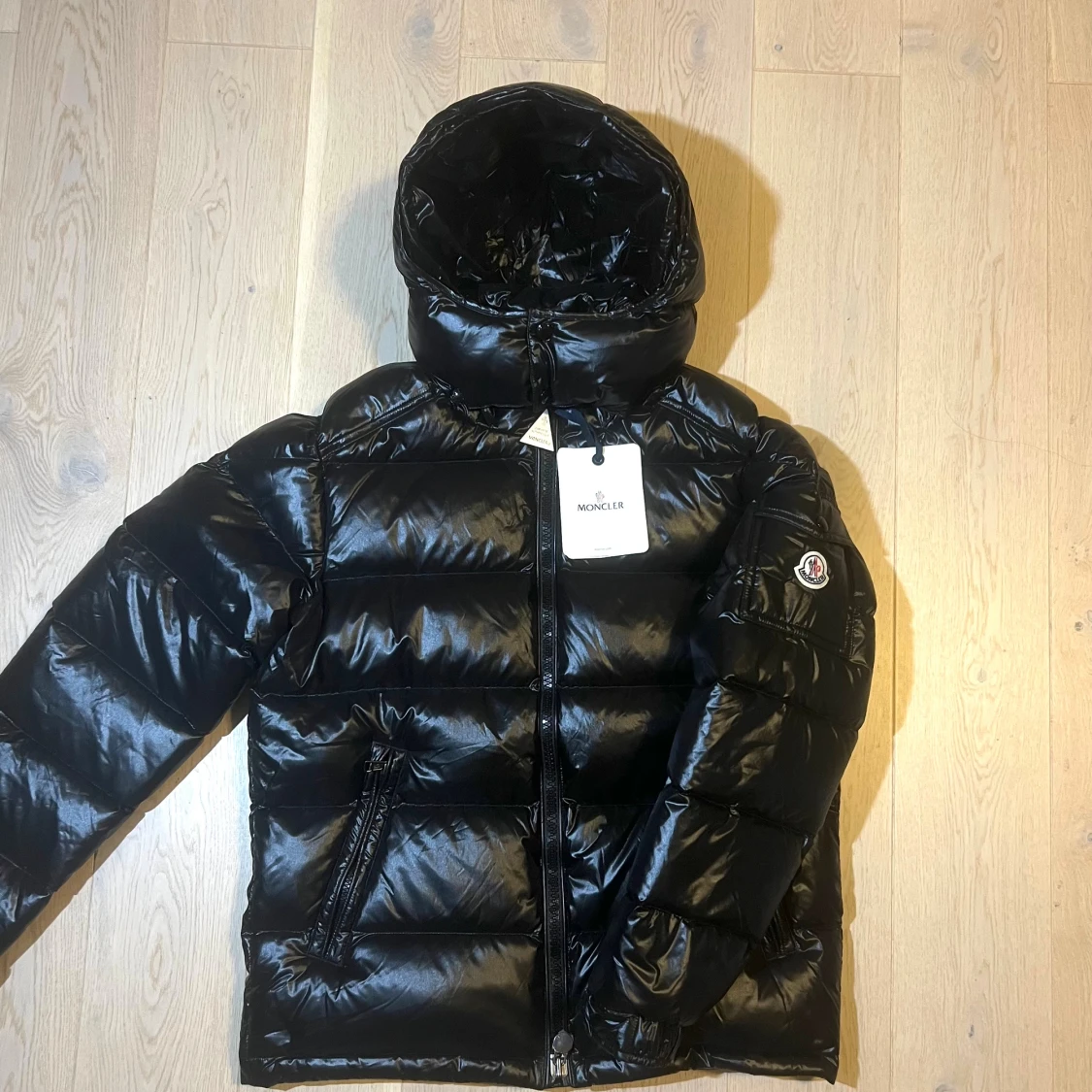 Svart Moncler Maya dunjacka med huva