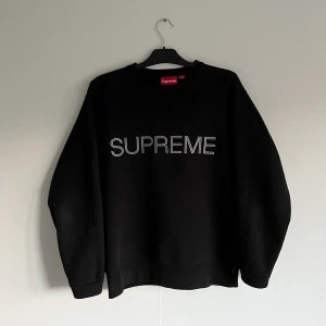 Supreme crewneck - En Supreme crewneck köpt från Supremes hemsida FW17 i storlek M, tyvärr saknas kvitto men fler bilder går att skickas vid behov. Tröjan är i fint skick och har inga skador alls.