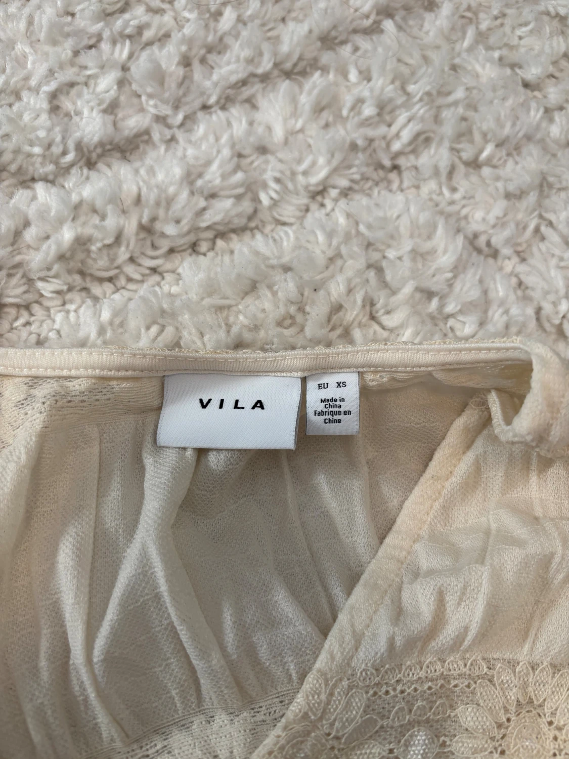 Beige blus med spets från Vila - 1