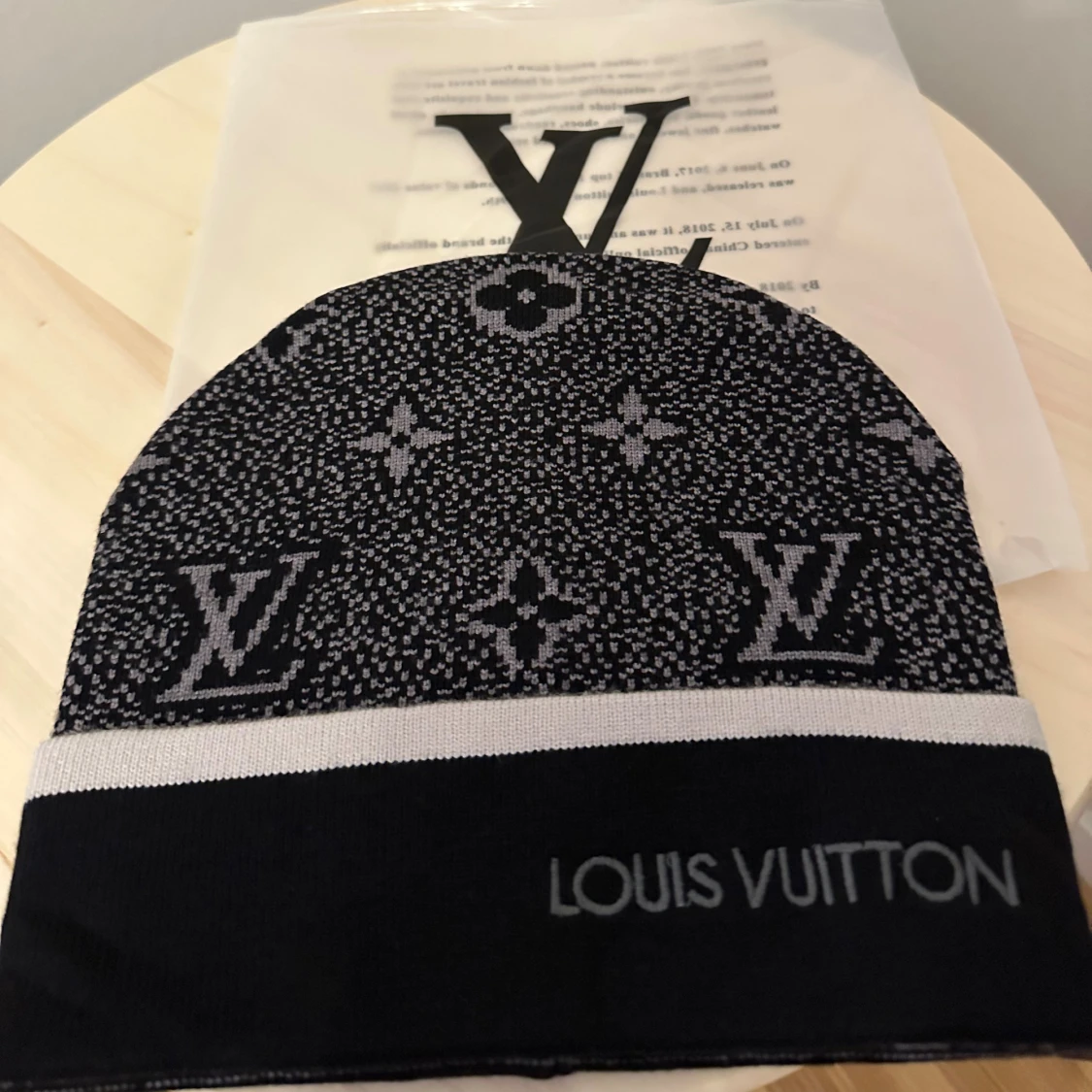 Svart L och V mössa med logga - 3