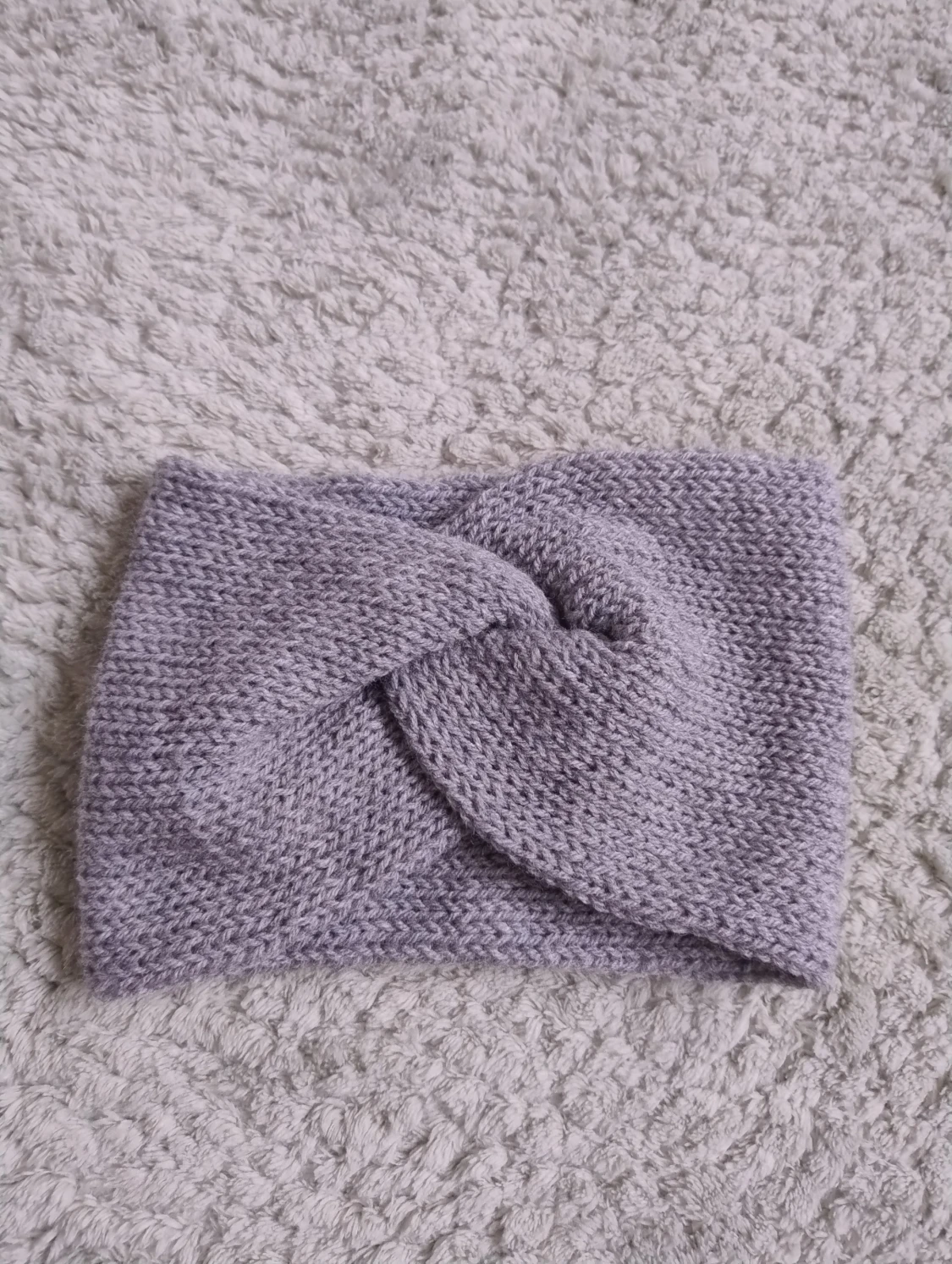 Grått stickat pannband