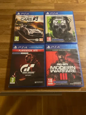 PS4 Spelpaket: Project Cars 3, Gran Turismo Sport, Call of Duty Modern Warfare II & III - Fyra PS4-spel i mycket fint skick: Project Cars 3, Gran Turismo Sport, Call of Duty Modern Warfare II och III. Alla fodral och skivor är med, inga synliga repor eller skador. Perfekt för racing- och actionfans! Cross-gen edition för Modern Warfare-spelen ingår.