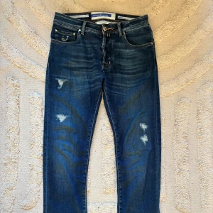 Jacob Cohën jeans  - Ett par asfeta Jacob Cohën jeans i modellen Bard. Strl 30 i jacob cohens storlekar, nypriset ligger runt 5500kr. Priset går att diskutera!