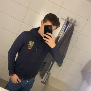 Morris hoodie - Jag säljer en riktigt fet Morris hoodie som är perfekt nu inför vintern❄️ ||Modellen är 178cm ||Kontakta mig om fler frågor😉