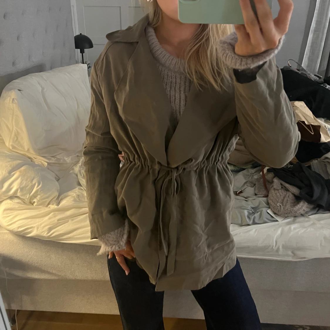 Olivgrön trenchcoat med snörning - 2