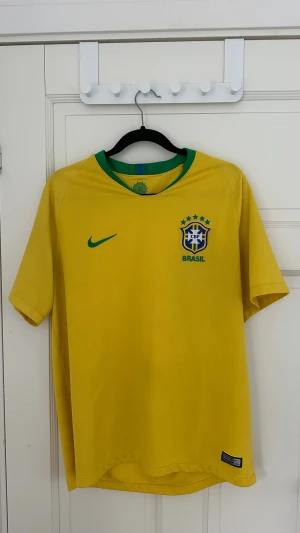 ÄKTA Brasilien fotbollströja Vm 2018 XL - Äkta Brasilien tröja från vm 2018 i storlek XL, bra skick 