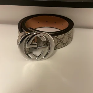 Beigt bälte med silver spänne - Ett snyggt beigt bälte med silver spänne helt nytt inte använt en ända gång