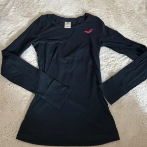 Hollister tröja - Säljer denna jättefina hollister tröja för att den e för liten. Det står strl M men den passar folk som har XS