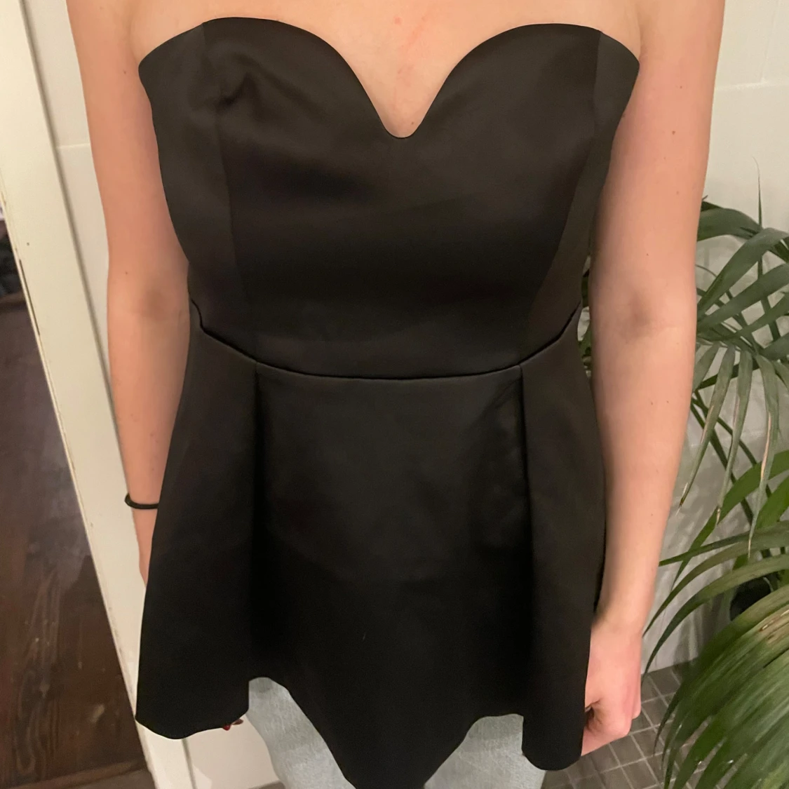 Svart axelbandslös topp - 1