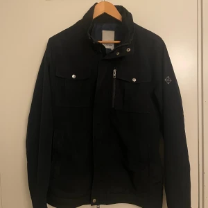 Mörkblå fieldjacket från J.Lindeberg - Klassisk snygg fieldjacket, mörkblå, storlek M men passar även S. 