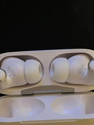 AirPods Pro 2nd Generation (USB-C, MagSafe Case) - Säljer AirPods Pro 2nd Gen med USB-C och MagSafe-laddningsetui. Komplett med originalkartong, extra öronkuddar och laddkabel. Hörlurarna och tillbehören är i mycket fint skick, utan synligt slitage. Aktiv brusreducering och transparensläge för bästa ljudupplevelse.