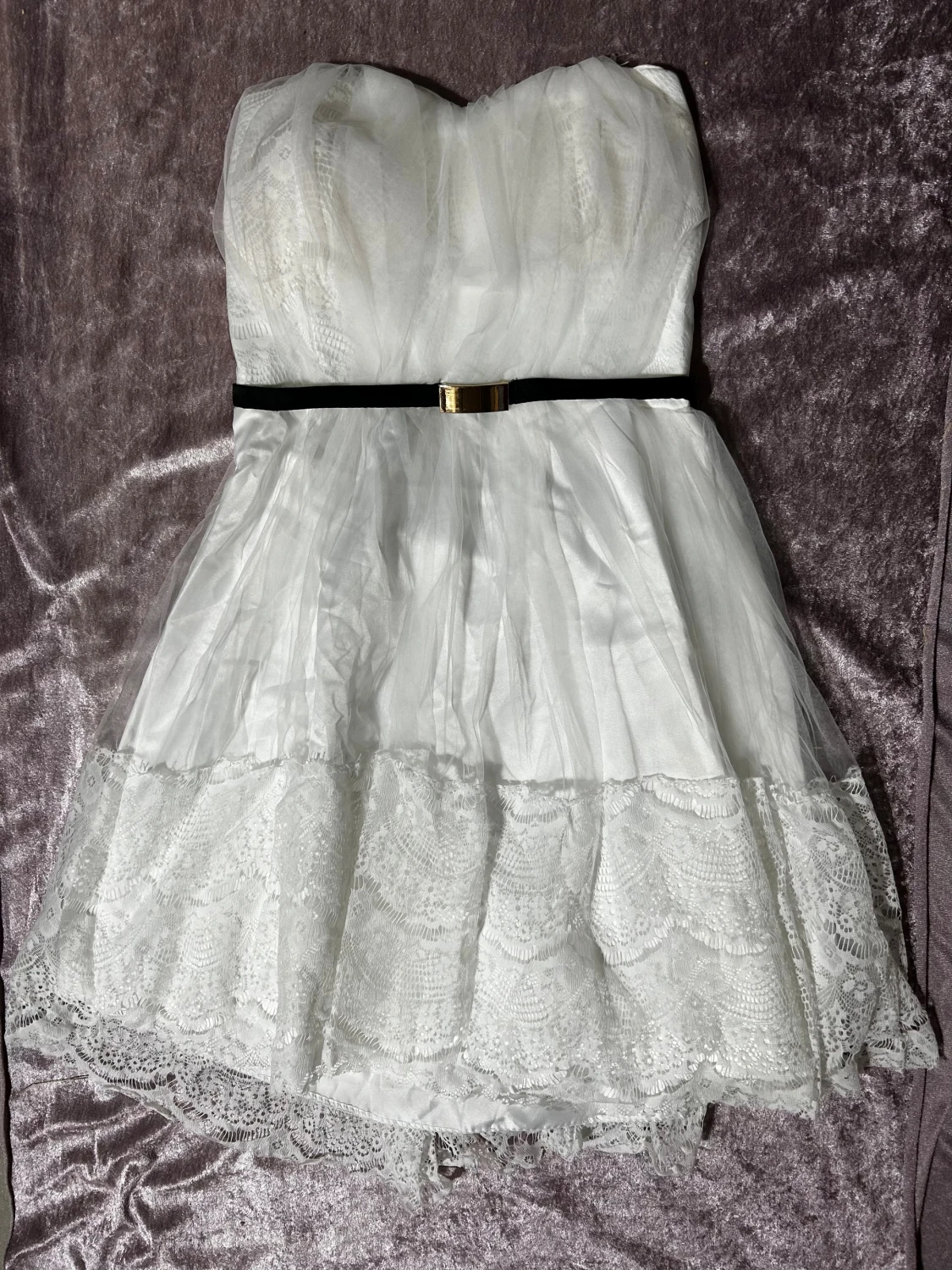 Vit axelbandslös spetsklänning med bälte