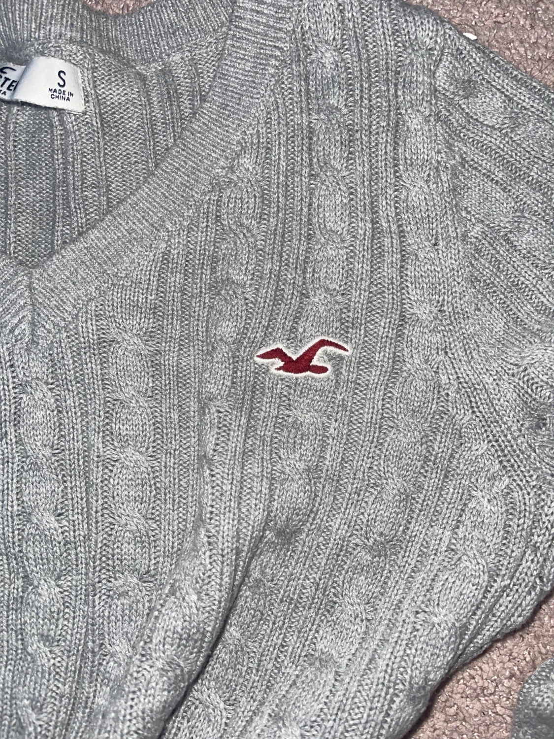 Grå stickad Hollister tröja v-ringad - 2