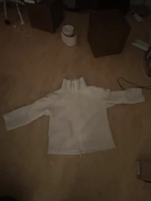 Vit teddyjacka från Gina Tricot - Mysig vit teddyjacka från Gina Tricot i storlek M. Jackan har hög krage, lång ärm och hel dragkedja framtill. Den är fluffig och har en lösare passform. Nyköpt sen typ 3 veckor tillbaks och har använt få gånger. Säljer då jag inte känner att det är min stil riktigt 🤗 