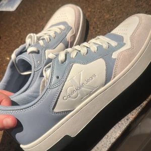 Calvin Klein Jeans sneakers ljusblå - Säljer snygga skor. Perfekt skick inga defekter. Snabb affär kan dra ner priset lite