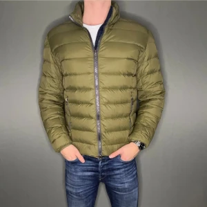 Colmar jacka - Hej säljer nu min fina Colmar jacka i storlek M. Den är helt ny utan prislapp! och kommer vara otroligt snygg i höst/vinter. Nypris cirka 4000kr! Vi kommer att sälja liknande produkter nu närmare vinter så glöm inte följa profilen!🌊🍾