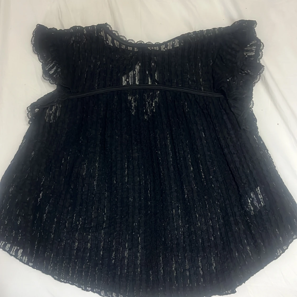 Svart spetsblus med volang från NELLY - 2