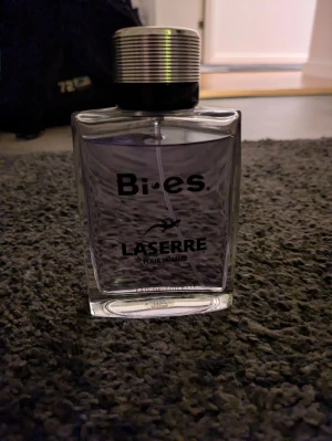 Bi-es Lasserre Pour Homme EdT - Bi-es Lasserre Pour Homme Eau de Toilette, 100 ml. En stilren herrparfym som passar dig som vill sticka ut med en modern touch. Perfekt storlek för att ta med sig överallt.