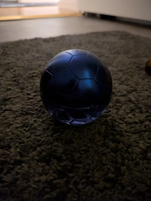 Fotbollsinspirerad parfymflaska - Unik parfymflaska formad som en fotboll, perfekt för dig som gillar sportig design och vill sticka ut. Perfekt som present eller till din egen samling. Märke och volym framgår ej på bilden.