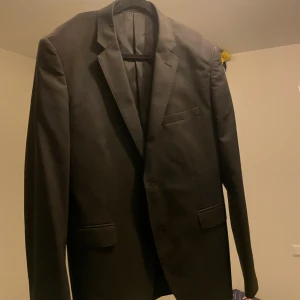 Svart kavaj från Bläck, klassisk modell - Klassisk kavaj från Bläck. Använd ett fåtal gånger. Passar 48/50