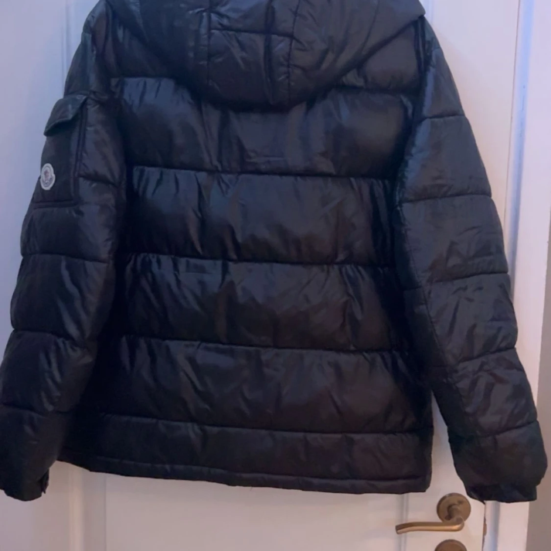 Svart Moncler pufferjacka med huva - 1