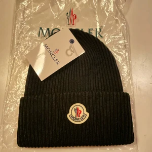 Moncler mössa - Moncler mössa i nytt skick, oanvänd | Skriv vid funderingar och skicka gärna bud!