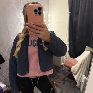 Quiltad blå jacka från Zara XS - Snygg quiltad blå jacka från Zara i croppad modell. Jackan har lång ärm, rund halsringning och dragkedja framtill. Den är lätt vadderad och har diskreta fickor på sidorna. Perfekt för dig som gillar en stilren och trendig look.