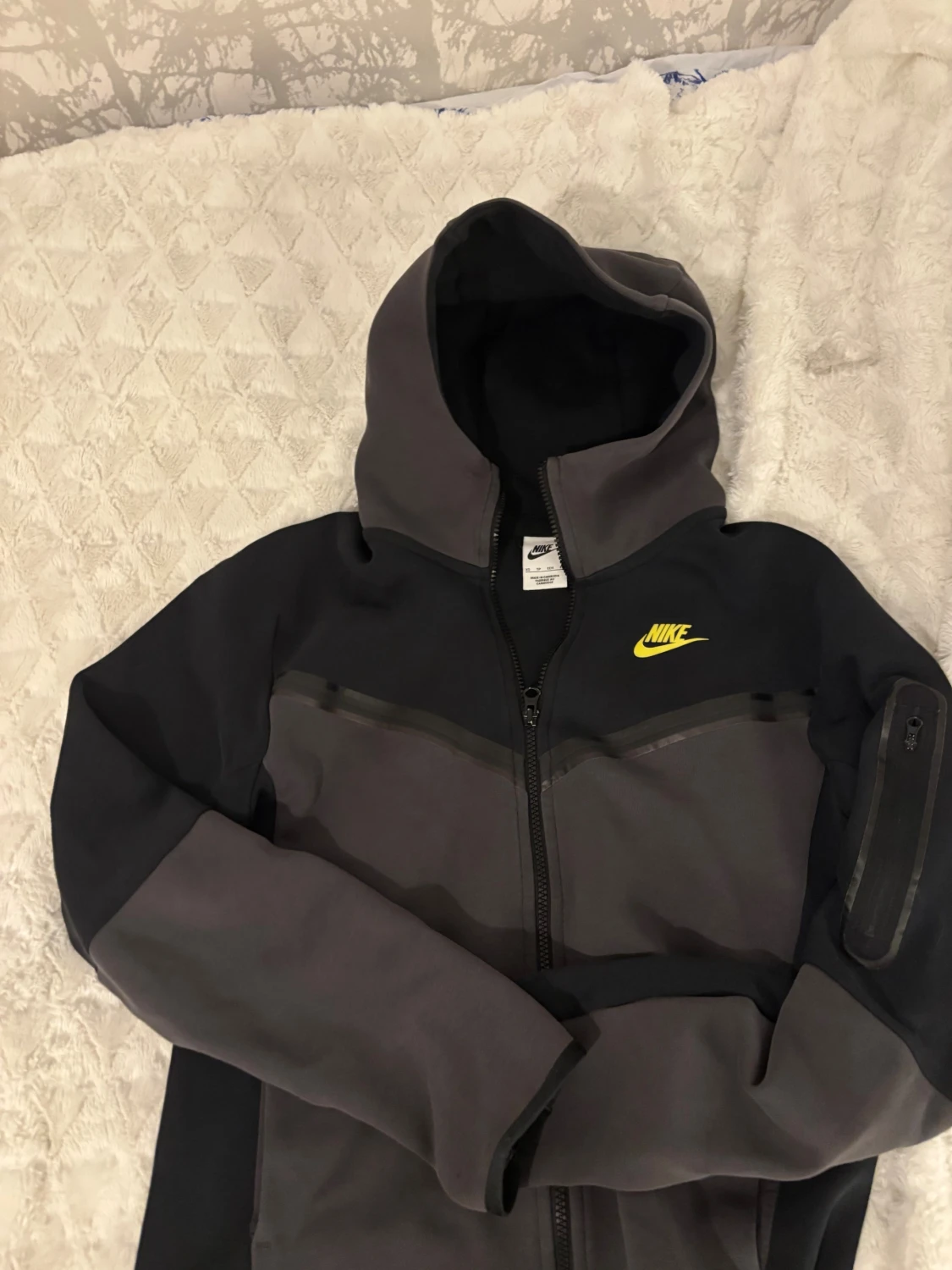 mörkgrå nike tech vindjacka med huva