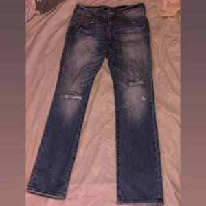 True religion jeans - Köpta på NK knappt använda. Storlek 30. Väldigt snygg fade på dom.