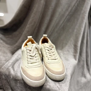 Beige sneakers från Call It Spring - Snygga beige sneakers från Call It Spring med veganskt material och B.E.D Foam innersula. Skorna har snörning, vit platt sula och detaljer i ljus mockaimitation vid tån och hälen. Perfekta för dig som gillar stilrena och bekväma sneakers.