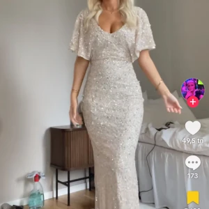 Beauut balklänning  - Säljer en superfin långklänning från Beauut! Det är en likadan klänning som på första bilden fast lila/grå nyans i undertyget. 