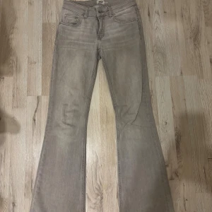 Grå bootcut jeans från lager 157❣️ - Snygga grå jeans från 157 i bootcut-modell med full längd och storlek xs❣️tyvärr lite slitna där nere. Skriv gärna för fler bilder eller mått❣️de ser lite smutsiga ut på bilden men det är bara ljuset