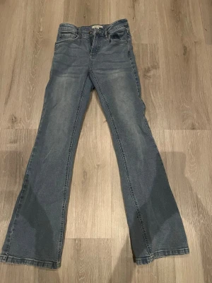 Blå bootcut jeans från Denim Day - Snygga blå jeans från Denim Day i storlek 164 men små i storlek så mer 158 skulle jag säga. Dom är höga i midjan och boot cut. Jätte fint och nytt skick, endast använda 1 gång.