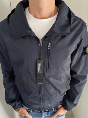 Stone island windbreaker  - Sprillans ny Stone island windbreaker! Nyskick,storlek S/M! Vid minsta fundering kontakta oss ✔️
