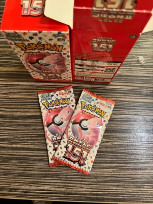 Pokémon Card 151 Booster (2Booster Pack Korean Edition). - Oöppnat 2 booster pack från Pokémon Card 151 serien. Innehåller 7 kort per paket. Perfekt för samlare och Pokémon-entusiaster. (2 Booster Pack Korean Edition).  Pokémon-samlare, se hit! Vi har fått tag i ett paket av den koreanska utgåvan av det otroligt populära setet ”Pokémon Card 151” (151). Detta set är en nostalgisk hyllning till de ursprungliga 151 Pokémon från Kanto-regionen! Vad finns inuti? På paketet står det: • Paketets namn: 151 (Pokémon Card 151) • Antal kort: Varje boosterpaket i d